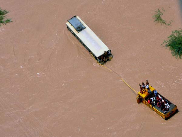 ಉತ್ತರ ಭಾರತ ಪ್ರವಾಹಕ್ಕೆ ಸಿಲುಕಿದ ವಾಹನಗಳು 
