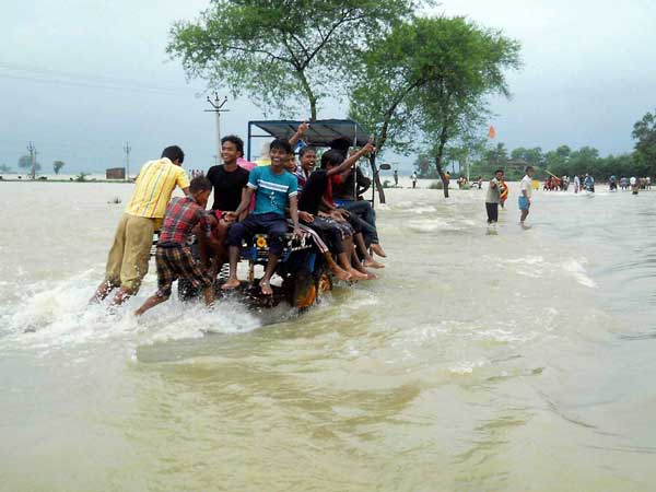ಉತ್ತರ ಭಾರತ ಪ್ರವಾಹಕ್ಕೆ ಸಿಲುಕಿದ ವಾಹನಗಳು 