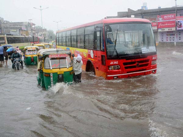 ಉತ್ತರ ಭಾರತ ಪ್ರವಾಹಕ್ಕೆ ಸಿಲುಕಿದ ವಾಹನಗಳು 