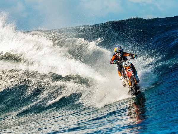 ಸಾಗರದ ದೈತ್ಯ ಅಲೆಗಳ ನಡುವೆ ಬೈಕಲ್ಲಿ ಜಲಕ್ರೀಡೆ