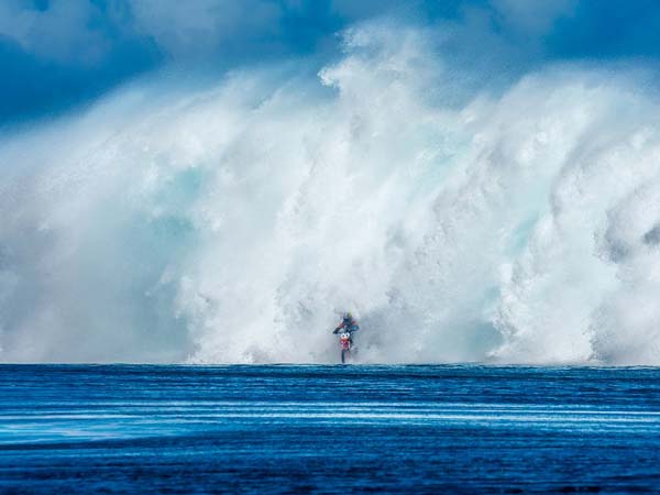 ಸಾಗರದ ದೈತ್ಯ ಅಲೆಗಳ ನಡುವೆ ಬೈಕಲ್ಲಿ ಜಲಕ್ರೀಡೆ