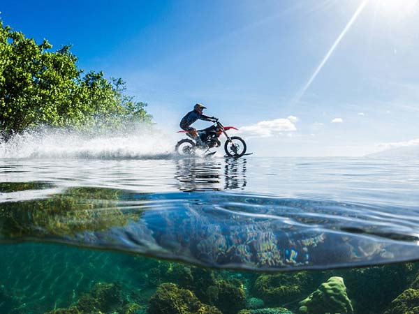 ಸಾಗರದ ದೈತ್ಯ ಅಲೆಗಳ ನಡುವೆ ಬೈಕಲ್ಲಿ ಜಲಕ್ರೀಡೆ