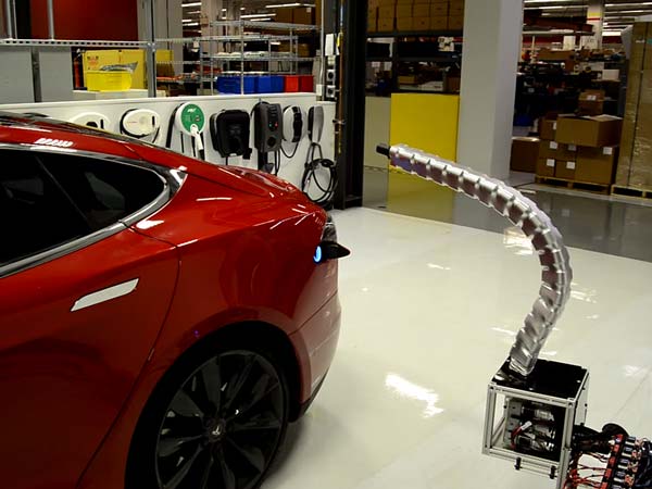 ವಿದ್ಯುತ್ ಕಾರಿಗೆ ಚಾರ್ಜ್ ಮಾಡಿಸಲು 'ಲೋಹದ ಹಾವು'