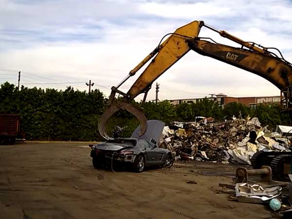 ಕಸದ ಬುಟ್ಟಿಗೆ ಸೇರಿದ ಕೋಟಿ ಬೆಲೆಬಾಳುವ ಬೆಂಝ್ ಕಾರು