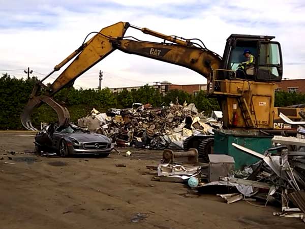 ಕಸದ ಬುಟ್ಟಿಗೆ ಸೇರಿದ ಕೋಟಿ ಬೆಲೆಬಾಳುವ ಬೆಂಝ್ ಕಾರು