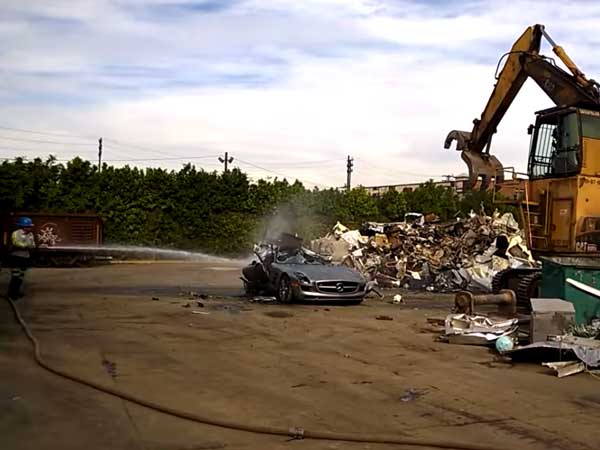 ಕಸದ ಬುಟ್ಟಿಗೆ ಸೇರಿದ ಕೋಟಿ ಬೆಲೆಬಾಳುವ ಬೆಂಝ್ ಕಾರು