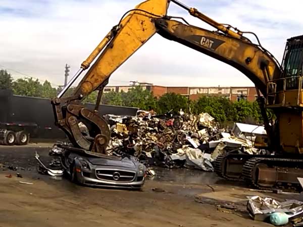 ಕಸದ ಬುಟ್ಟಿಗೆ ಸೇರಿದ ಕೋಟಿ ಬೆಲೆಬಾಳುವ ಬೆಂಝ್ ಕಾರು