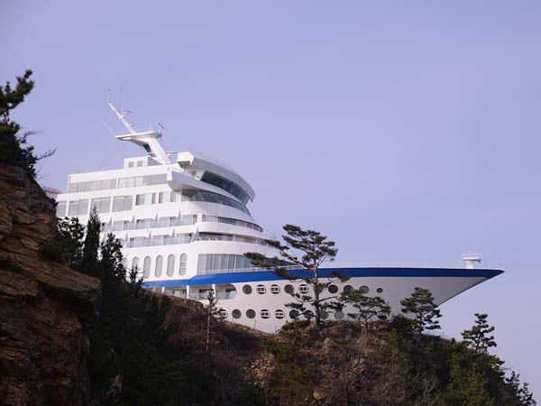 ಹಡಗಿನ ಆಕಾರದ ಐಷಾರಾಮಿ ಹೋಟೆಲ್ 