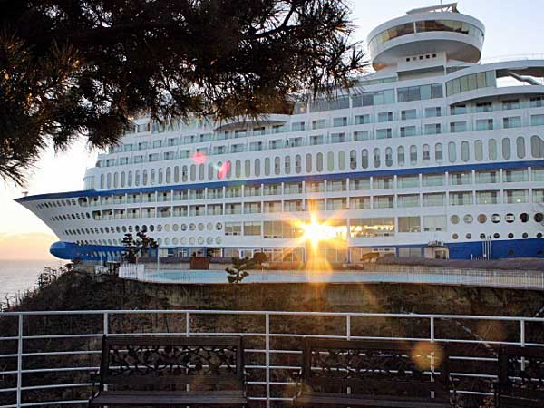 ಹಡಗಿನ ಆಕಾರದ ಐಷಾರಾಮಿ ಹೋಟೆಲ್ 