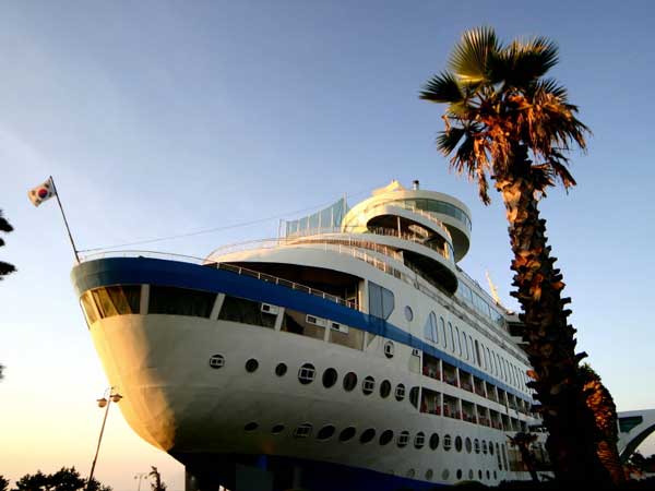 ಹಡಗಿನ ಆಕಾರದ ಐಷಾರಾಮಿ ಹೋಟೆಲ್ 