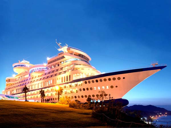 ಹಡಗಿನ ಆಕಾರದ ಐಷಾರಾಮಿ ಹೋಟೆಲ್ 