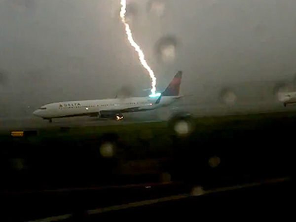 ಟೇಫ್ ಆಗಲು ಸಜ್ಜಾಗಿ ನಿಂತಿದ್ದ ವಿಮಾನಕ್ಕೆ ಮಿಂಚು ಸಿಡಿಲು ಬಡಿತ!