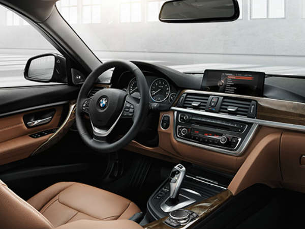 ನವದಂಪತಿಗೆ ಬಿಎಂಡಬ್ಲ್ಯು ಕಾರು ಉಡುಗೊರೆ ನೀಡಿದ ಶಿವಣ್ಣ 