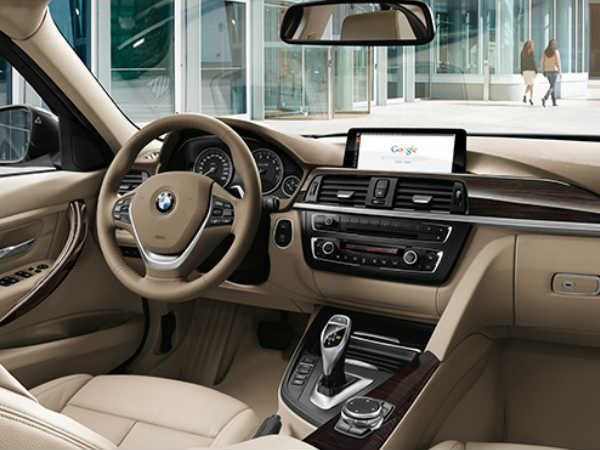 ನವದಂಪತಿಗೆ ಬಿಎಂಡಬ್ಲ್ಯು ಕಾರು ಉಡುಗೊರೆ ನೀಡಿದ ಶಿವಣ್ಣ 