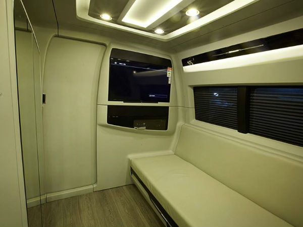 ಕಿಂಗ್ ಖಾನ್ ಪಾಲಾಯ್ತು ಬಾಲಿವುಡ್‌ನ ದುಬಾರಿ ವ್ಯಾನಿಟಿ ಬಸ್