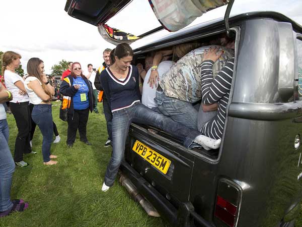 ವಿಶ್ವ ದಾಖಲೆ: ಮಿನಿ ವ್ಯಾನ್‌ನಲ್ಲಿ 51 ಮಂದಿ ಜಾಮ್ ಪ್ಯಾಕ್!