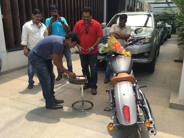 ಇಂಡಿಯನ್ ಸ್ಕೌಟ್ ಬೈಕ್‌ನಲ್ಲಿ ಪವರ್ ಸ್ಟಾರ್ ಪುನೀತ್ ಅಬ್ಬರ! 