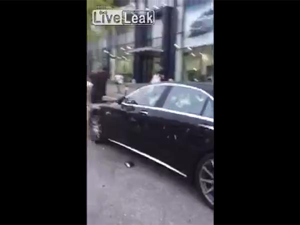 ಕಳಪೆ ಸೇವೆಯಿಂದ ಕುಪಿತಗೊಂಡ ಮಾಲಿಕನಿಂದ ಬೆಂಝ್ ಕಾರು ಧ್ವಂಸ