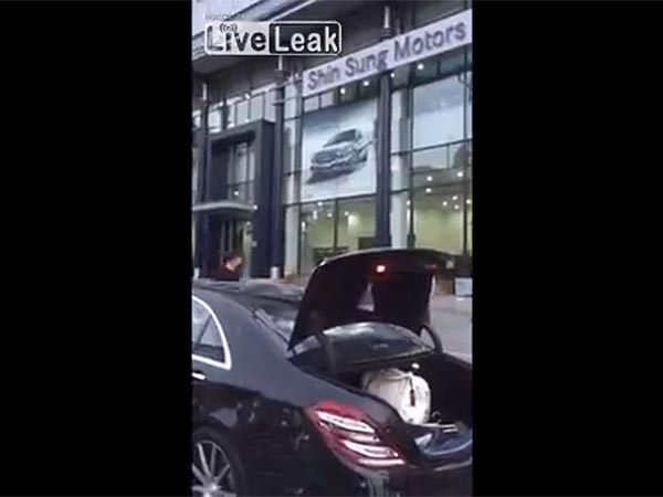 ಕಳಪೆ ಸೇವೆಯಿಂದ ಕುಪಿತಗೊಂಡ ಮಾಲಿಕನಿಂದ ಬೆಂಝ್ ಕಾರು ಧ್ವಂಸ