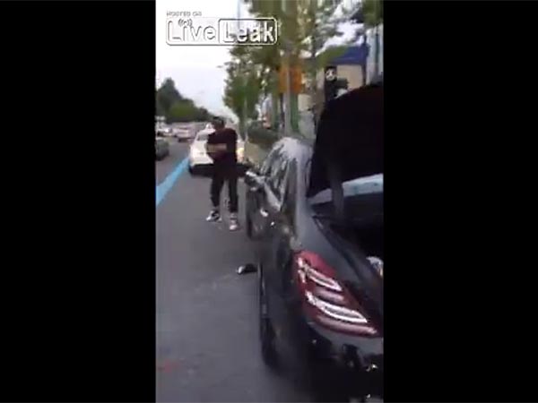 ಕಳಪೆ ಸೇವೆಯಿಂದ ಕುಪಿತಗೊಂಡ ಮಾಲಿಕನಿಂದ ಬೆಂಝ್ ಕಾರು ಧ್ವಂಸ