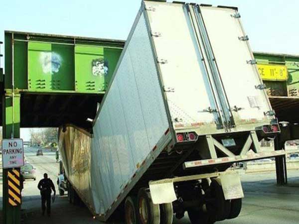 ಆಯ ತಪ್ಪಿದರೆ ಅಪಾಯ ತಪ್ಪಿದ್ದಲ್ಲ