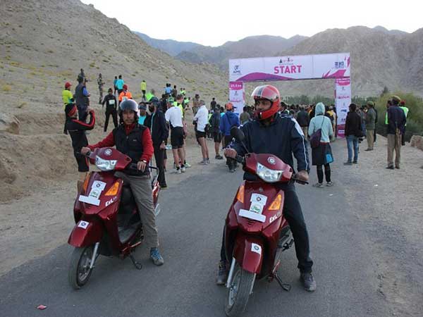 ವಿಶ್ವದ ಅತ್ಯುನ್ನತ್ತ 'ಖರ್ದುಂಗ್ ಲಾ' ಶಿಖರಕ್ಕೆ ಎಲೆಕ್ಟ್ರಿಕ್ ಸ್ಕೂಟರ್ ಸಂಚಾರ