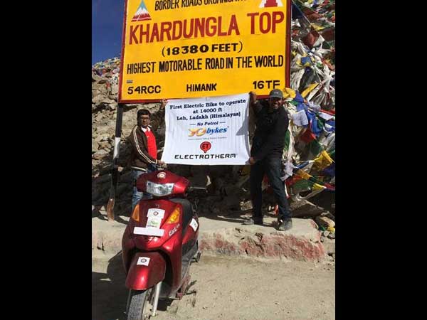 ವಿಶ್ವದ ಅತ್ಯುನ್ನತ್ತ 'ಖರ್ದುಂಗ್ ಲಾ' ಶಿಖರಕ್ಕೆ ಎಲೆಕ್ಟ್ರಿಕ್ ಸ್ಕೂಟರ್ ಸಂಚಾರ