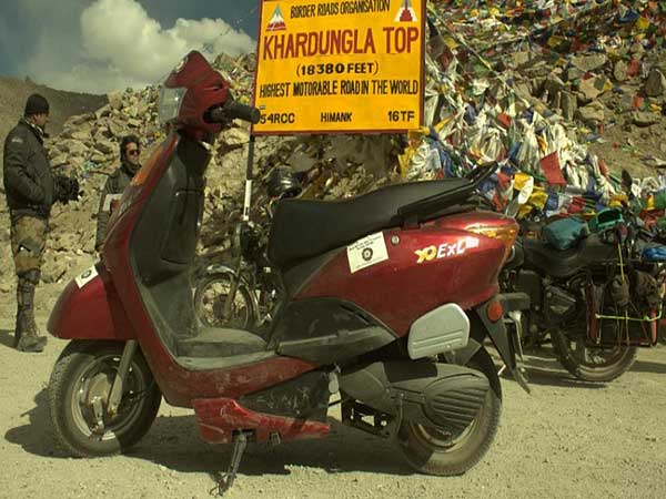 ವಿಶ್ವದ ಅತ್ಯುನ್ನತ್ತ 'ಖರ್ದುಂಗ್ ಲಾ' ಶಿಖರಕ್ಕೆ ಎಲೆಕ್ಟ್ರಿಕ್ ಸ್ಕೂಟರ್ ಸಂಚಾರ