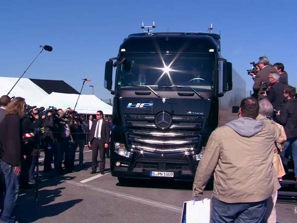 ಚಾಲಕನಿಲ್ಲದೆ 14 ಕೀ.ಮೀ. ಸಂಚರಿಸಿದ ಡೈಮ್ಲರ್ ಟ್ರಕ್!