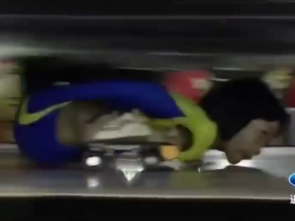 18 ಕಾರುಗಳ ಅಡಿಯಲ್ಲಿ ಚೀನಾ ಬಾಲಕಿಯ ಸ್ಕೇಟಿಂಗ್ ಚಮತ್ಕಾರ