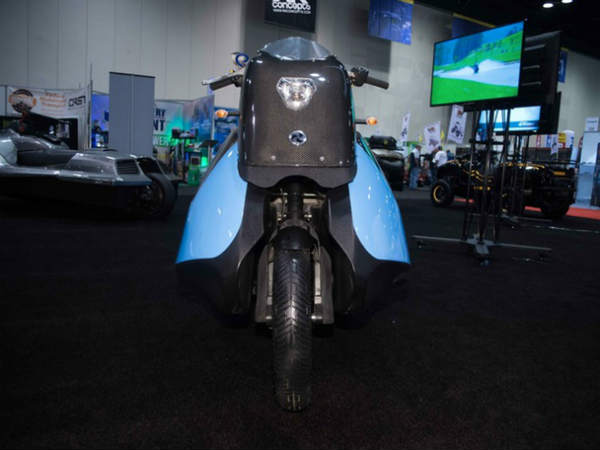 ನೆಲದಿಂದ ನೀರಲ್ಲಿ ಸರಾಗವಾಗಿ ಚಲಿಸುವ ಬೈಕ್ 