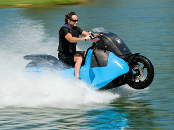 ನೆಲದಿಂದ ನೀರಲ್ಲಿ ಸರಾಗವಾಗಿ ಚಲಿಸುವ ಬೈಕ್ 