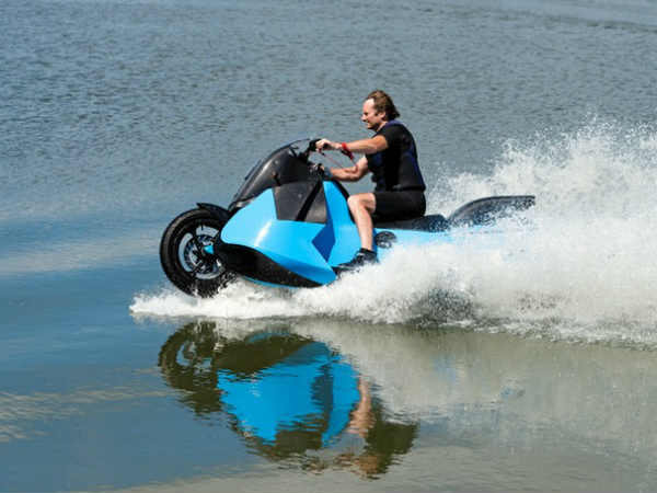 ನೆಲದಿಂದ ನೀರಲ್ಲಿ ಸರಾಗವಾಗಿ ಚಲಿಸುವ ಬೈಕ್ 