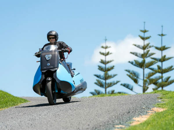 ನೆಲದಿಂದ ನೀರಲ್ಲಿ ಸರಾಗವಾಗಿ ಚಲಿಸುವ ಬೈಕ್ 