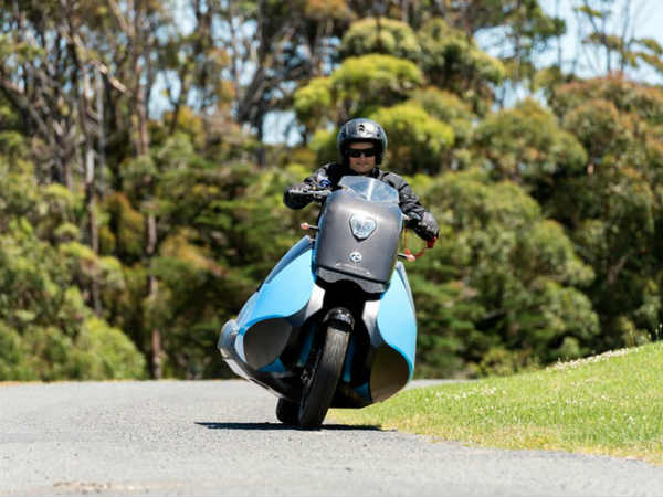 ನೆಲದಿಂದ ನೀರಲ್ಲಿ ಸರಾಗವಾಗಿ ಚಲಿಸುವ ಬೈಕ್ 