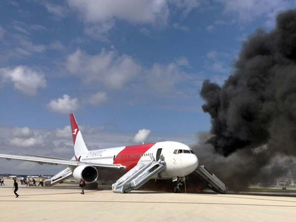 ರನ್ವೇಯಲ್ಲೇ ಬೋಯಿಂಗ್ ವಿಮಾನಕ್ಕೆ ಹೊತ್ತಿಕೊಂಡ ಬೆಂಕಿ
