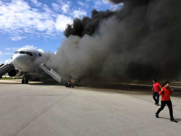 ರನ್ವೇಯಲ್ಲೇ ಬೋಯಿಂಗ್ ವಿಮಾನಕ್ಕೆ ಹೊತ್ತಿಕೊಂಡ ಬೆಂಕಿ