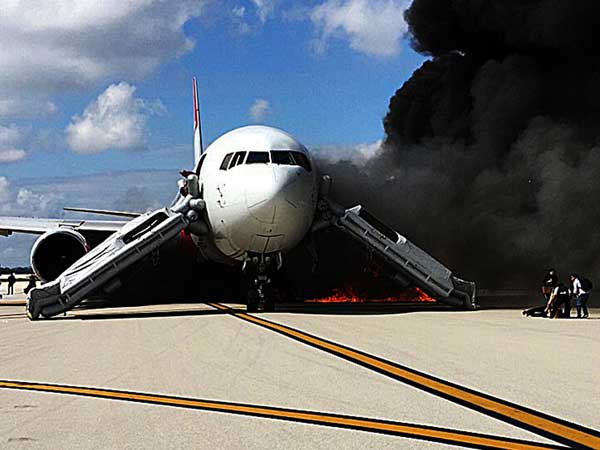 ರನ್ವೇಯಲ್ಲೇ ಬೋಯಿಂಗ್ ವಿಮಾನಕ್ಕೆ ಹೊತ್ತಿಕೊಂಡ ಬೆಂಕಿ