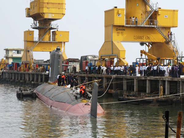 ಸಮುದ್ರದೊಳಗೆ ಧುಮುಕಿದ ಐಎನ್‌ಎಸ್ ಕಲ್ವರಿ ಆಟ್ಯಾಕ್ ಸಬ್‌ಮೆರಿನ್ 