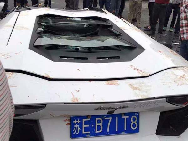 ಚೀನಾದಲ್ಲಿ ಭೀಕರ ಅಪಘಾತಕ್ಕೆ ಸೂಪರ್ ಕಾರು ಪುಡಿಪುಡಿ 