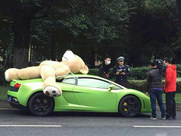 ಸೂಪರ್ ಕಾರಲ್ಲಿ ಬೊಂಬೆಯಾಟ; ಪೊಲೀಸ್‌ ತಕ್ಕ ಶಾಸ್ತಿ 