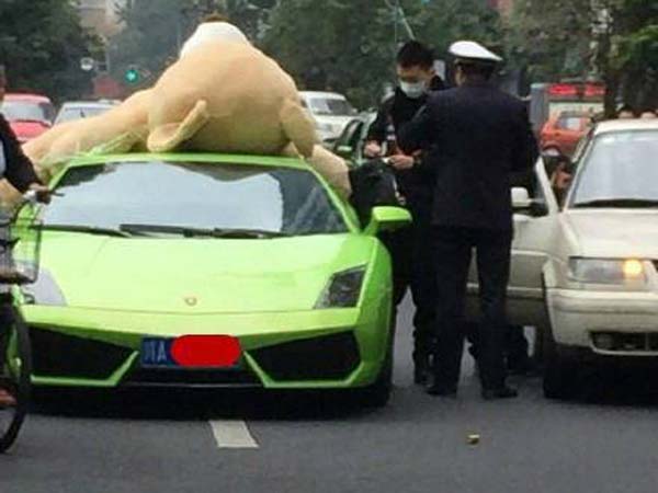 ಸೂಪರ್ ಕಾರಲ್ಲಿ ಬೊಂಬೆಯಾಟ; ಪೊಲೀಸ್‌ ತಕ್ಕ ಶಾಸ್ತಿ 