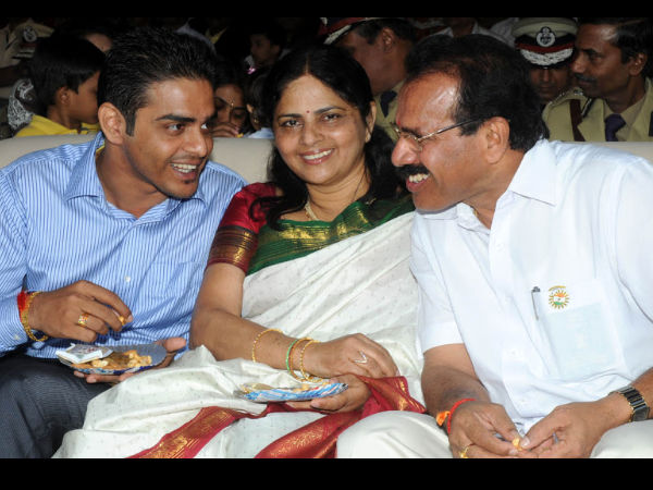 ಡಿವಿಎಸ್ ಅವರಿಂದ ಪುತ್ರ ಕಾರ್ತಿಕ್ ಗೌಡರಿಗೆ ಆಡಿ ಎ6 ಉಡುಗೊರೆ