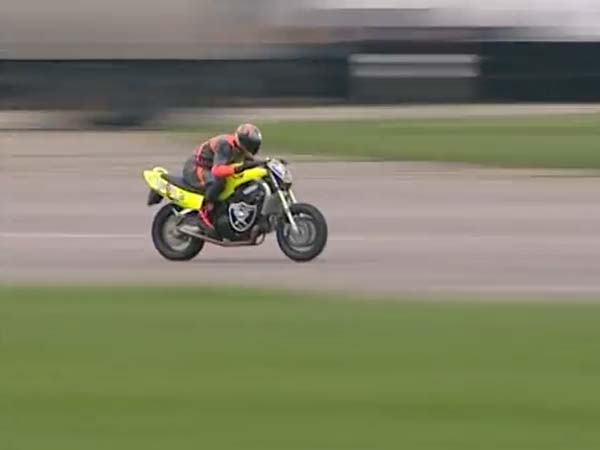 ಶಕ್ತಿಶಾಲಿ, ವೇಗವಾಗಿ ಚಲಿಸುವ ಬೈಕ್ ಹಿಂದುಗಡೆ ಗಿನ್ನೆಸ್ ದಾಖಲೆ ಕಸರತ್ತು 