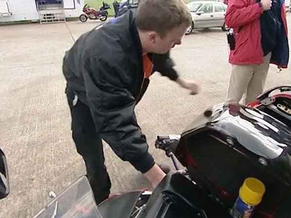 ಶಕ್ತಿಶಾಲಿ, ವೇಗವಾಗಿ ಚಲಿಸುವ ಬೈಕ್ ಹಿಂದುಗಡೆ ಗಿನ್ನೆಸ್ ದಾಖಲೆ ಕಸರತ್ತು 