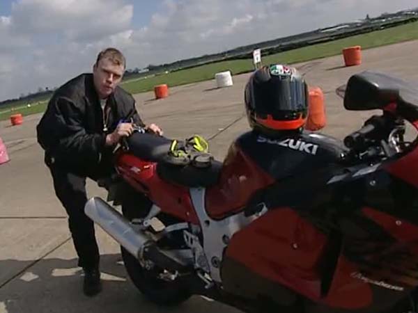 ಶಕ್ತಿಶಾಲಿ, ವೇಗವಾಗಿ ಚಲಿಸುವ ಬೈಕ್ ಹಿಂದುಗಡೆ ಗಿನ್ನೆಸ್ ದಾಖಲೆ ಕಸರತ್ತು 