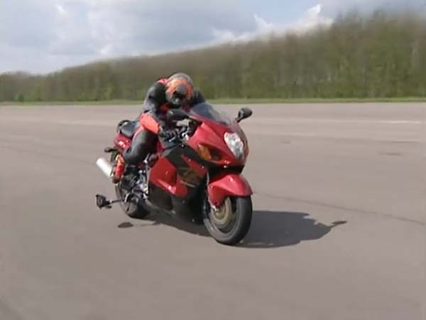 ಶಕ್ತಿಶಾಲಿ, ವೇಗವಾಗಿ ಚಲಿಸುವ ಬೈಕ್ ಹಿಂದುಗಡೆ ಗಿನ್ನೆಸ್ ದಾಖಲೆ ಕಸರತ್ತು 