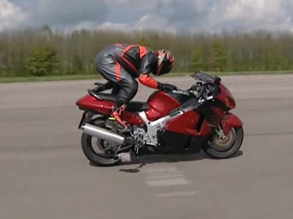 ಶಕ್ತಿಶಾಲಿ, ವೇಗವಾಗಿ ಚಲಿಸುವ ಬೈಕ್ ಹಿಂದುಗಡೆ ಗಿನ್ನೆಸ್ ದಾಖಲೆ ಕಸರತ್ತು 