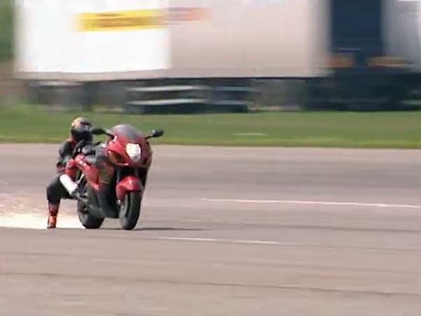 ಶಕ್ತಿಶಾಲಿ, ವೇಗವಾಗಿ ಚಲಿಸುವ ಬೈಕ್ ಹಿಂದುಗಡೆ ಗಿನ್ನೆಸ್ ದಾಖಲೆ ಕಸರತ್ತು 