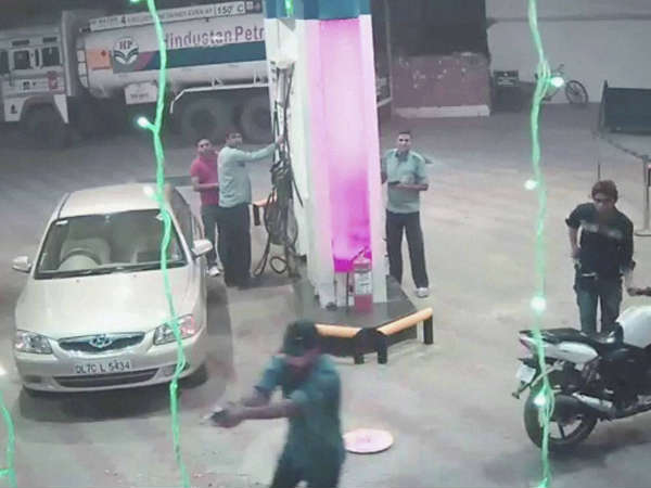 ಸಿಸಿಟಿಯಲ್ಲಿ ಸೆರೆಯಾಯ್ತು ಪೆಟ್ರೋಲ್ ಬಂಕ್‌ ಶೂಟೌಟ್